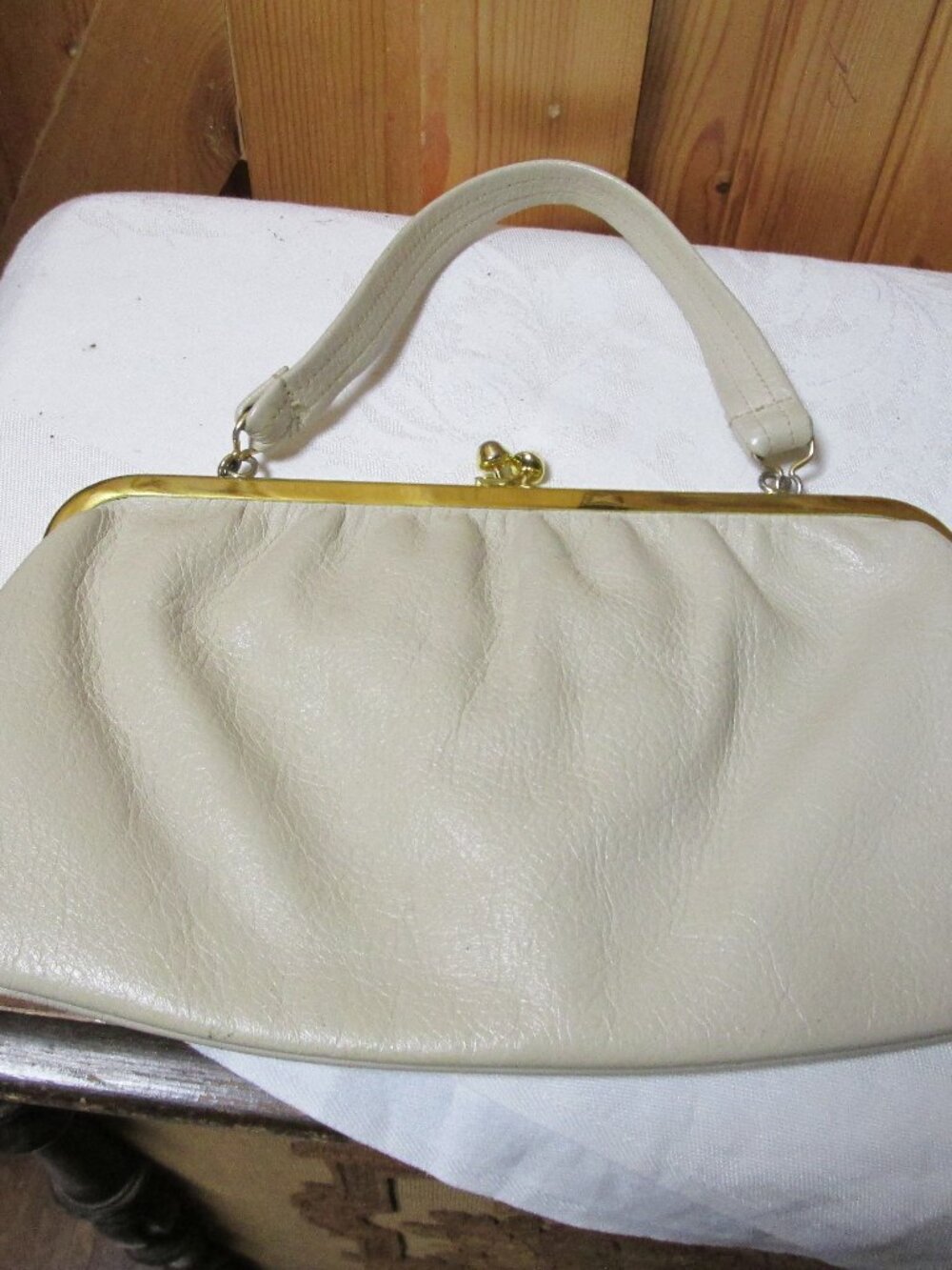 vtg tan pebbled leateher clutch kiss lock hand strap